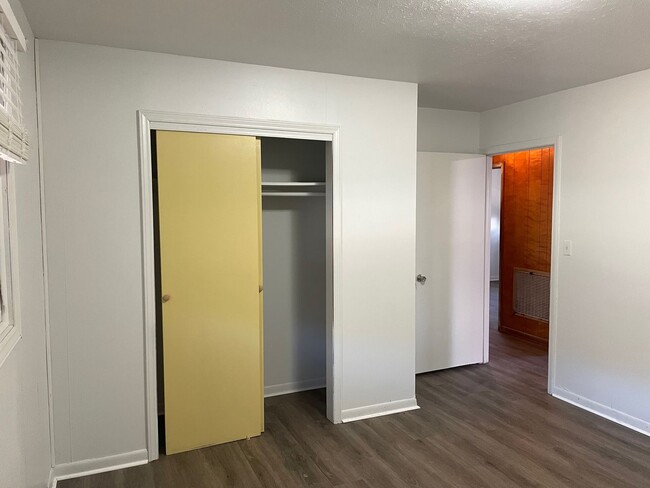 Building Photo - 3/4 BED, 1.5 BATH HOME $1400 MONTH, $1400 ...