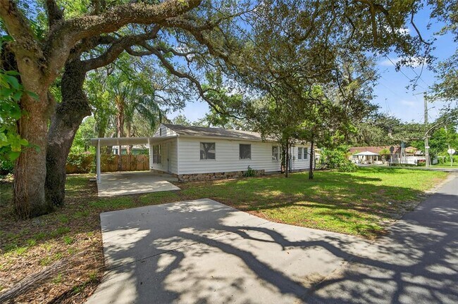 Building Photo - 8723 N Dexter Ave