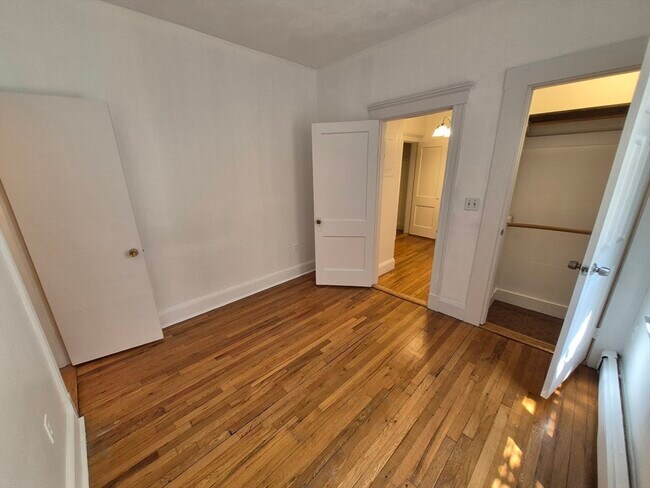 Building Photo - 451 Park Dr