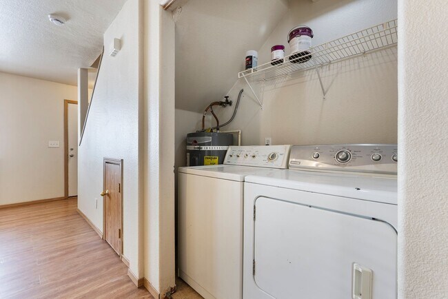 Building Photo - Spacious 2-Bedroom Townhome in SE Portland