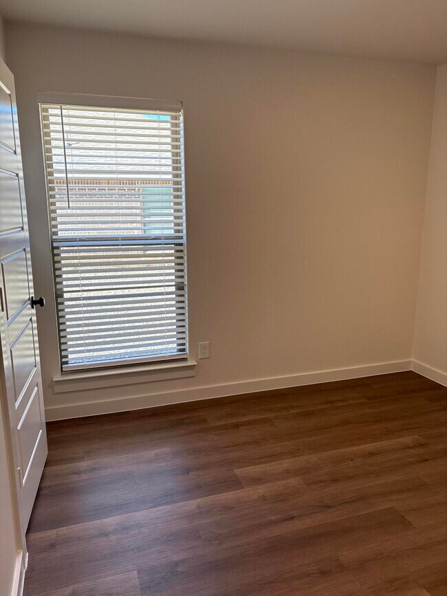 Building Photo - 2143 Langford Ave