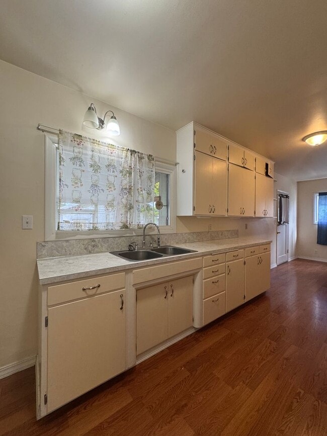 Building Photo - Charming 3 Bed Rental in Prime Location