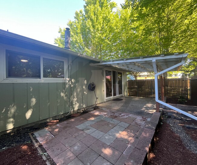 Building Photo - 601 32nd Ave SE