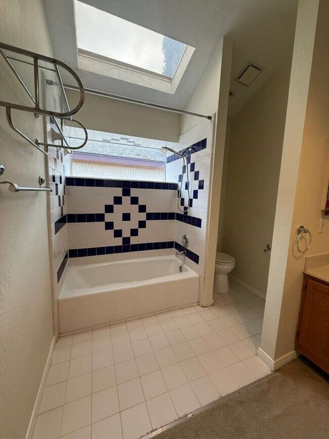 Building Photo - 10550 Walnut Glen Dr