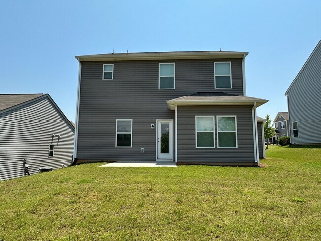 Building Photo - Spacious Home