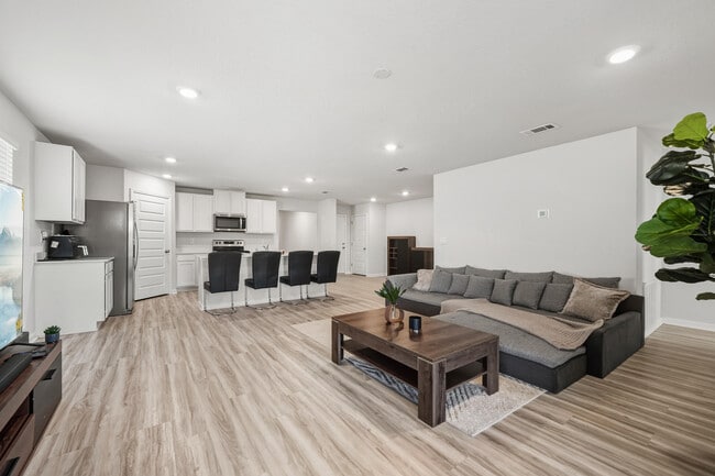 Building Photo - 526 Mary Lou Way