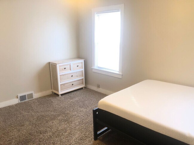 Building Photo - Very well decorated and furnished 4 BR house near IWU. Ideal for students with 2 kitchens