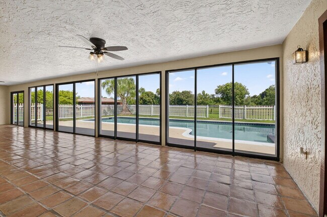 Building Photo - 10157 La Reina Rd