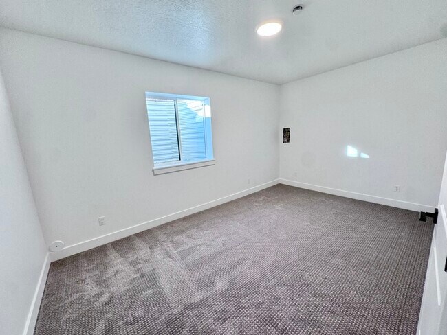 Building Photo - 1436 E 820 N