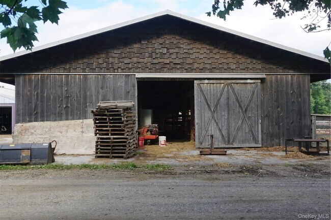 Building Photo - 2039 Salt Point Turnpike