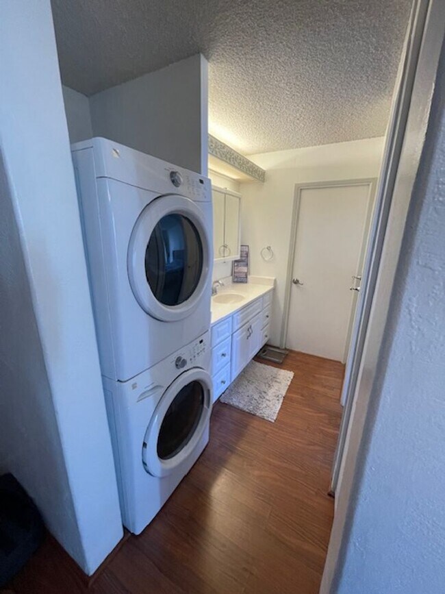 Building Photo - Beautiful 1 bedroom with large lanai & ama...