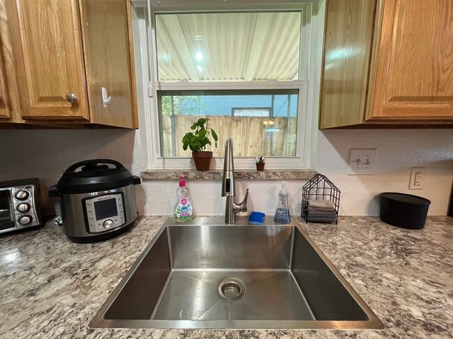 Building Photo - 1816 Weeks Ave