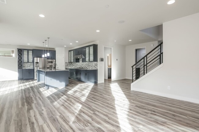 Building Photo - Spacious 5-Bedroom Home for Rent in Martha Lake – Lynnwood