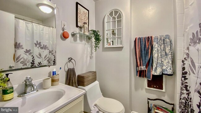 Building Photo - 4 W 1st Ave