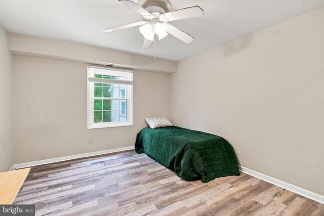 Building Photo - 3814 Lyndhurst Dr