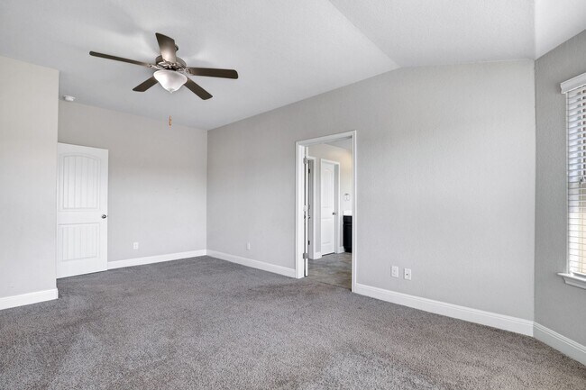 Building Photo - STEUBING FARM - ENCLAVE! 3BD/2.5BA Immaculate - Must See!!