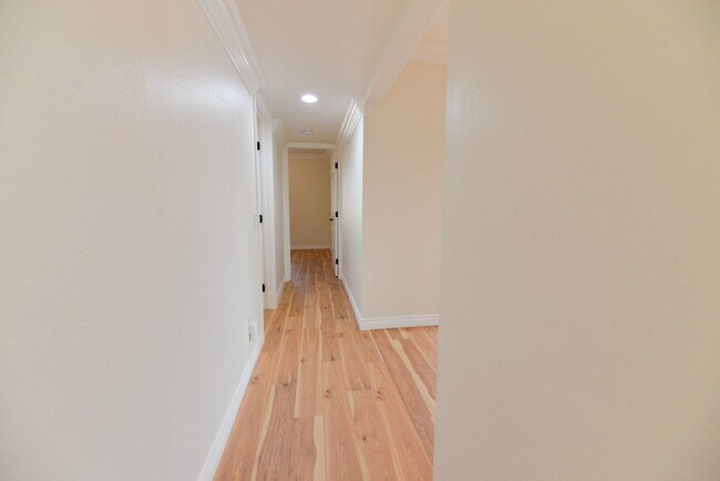 Building Photo - 412 Avenida Santa Barbara