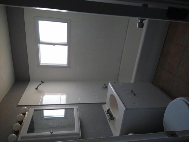 Building Photo - 10728 Cambridge Ave