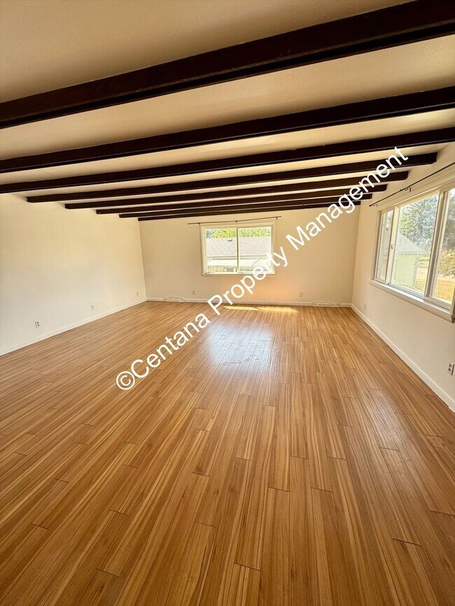 Building Photo - 2 Bedroom House on the Flats with a finish...