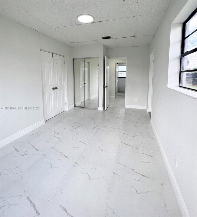 Building Photo - 931 NW 35th Ave