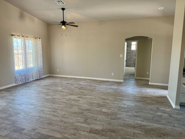Building Photo - Enjoy the afternoon views in the 3 Bedroom...