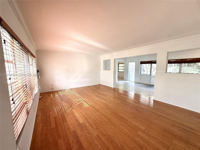 Building Photo - 845 Fairway Dr