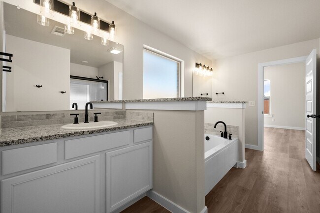 Building Photo - 4 Bedroom Rental Available July 7th in Lub...