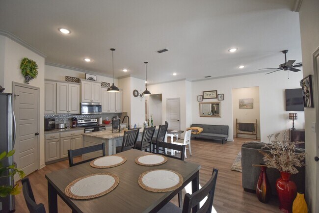 Building Photo - Available! Gorgeous 3 Bedroom 2 Bath in Tyler!