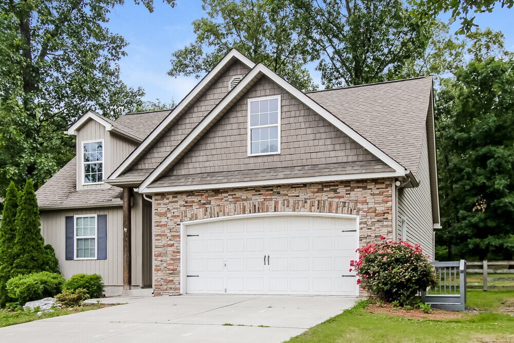 Building Photo - 305 Talon Dr SE