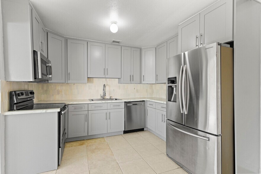 Building Photo - 1831 SW 97th Ter