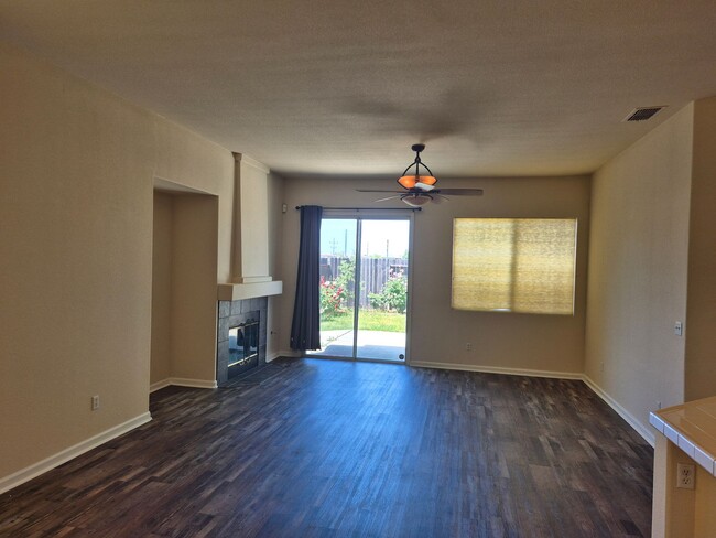 Building Photo - MAY MOVE IN SPECIAL - $500.00 of 2nd Month