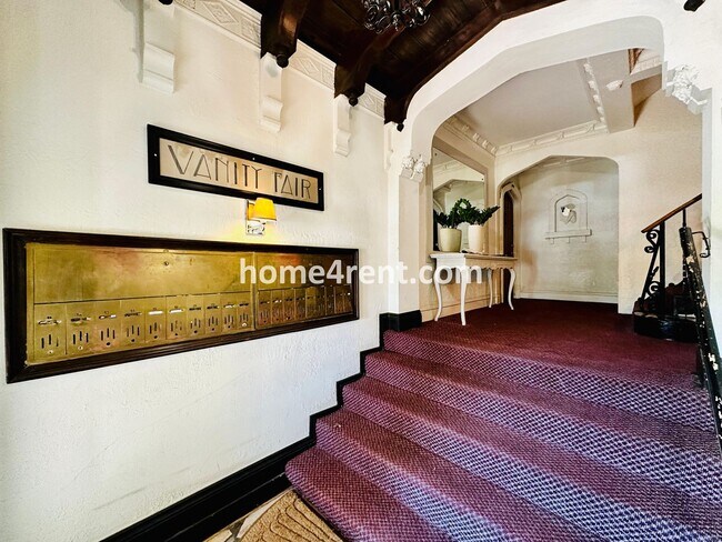 Building Photo - Luxury Condo Living Near the Country Club Plaza!