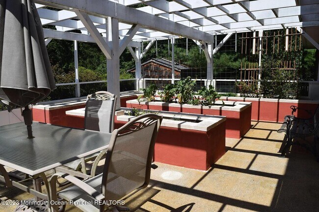 Building Photo - 470 Monmouth Pl