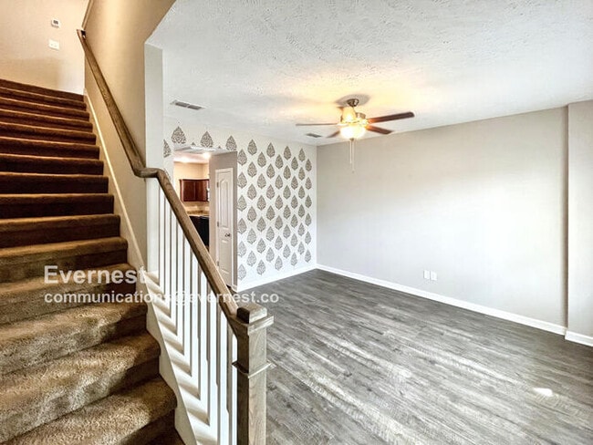 Building Photo - Charming 2BR Townhouse with Modern Comfort...