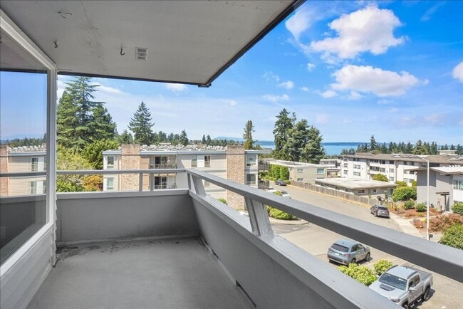 Building Photo - 561 Elm Way