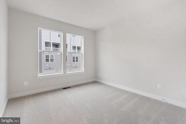 Building Photo - 45176 Drowes Ter