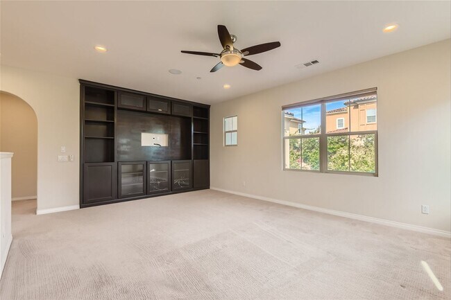 Building Photo - Don't miss out on this 4 Bedroom/ 4.5 Bath...