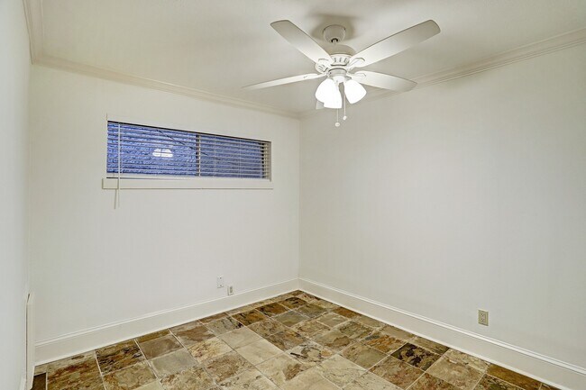 Building Photo - 2418 Mimosa Dr