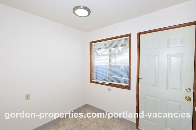 Building Photo - NE 65th Ave - North Tabor single level 1 bedroom apartment