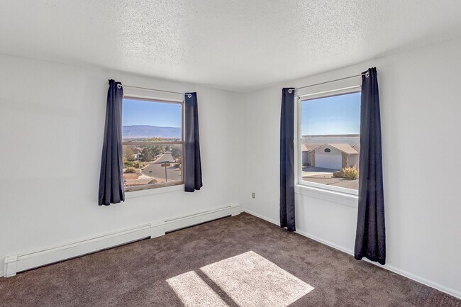 Building Photo - Charming 3-Bedroom Family Home in Orchard Mesa with Incredible Views!!!
