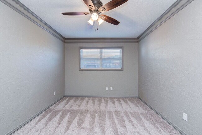 Building Photo - 3/2/2 in Excellent Location!