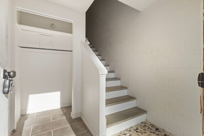 Building Photo - Spacious 3-Bedroom Townhome Across from Pearlridge – Available April 5