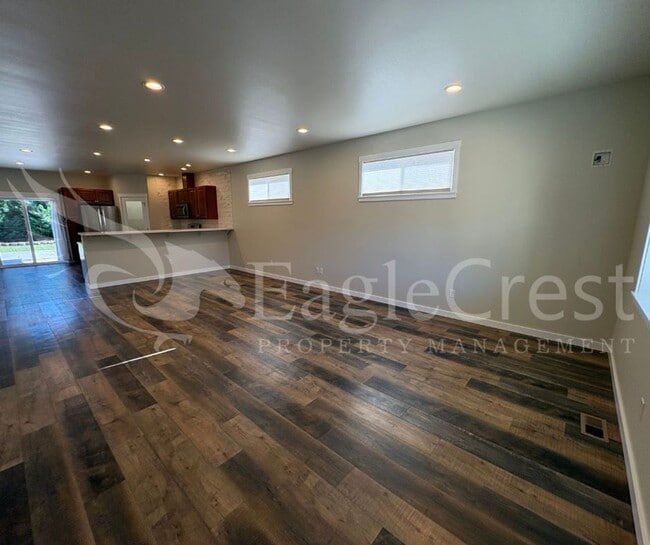 Building Photo - Three Bedroom, Two Bathroom Home in Eastgate **Half Off 2nd Month's Rent**