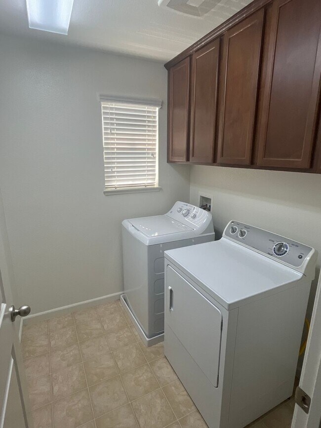 Building Photo - BEAUTIFUL HOME IN WEST ROSEVILLE!!