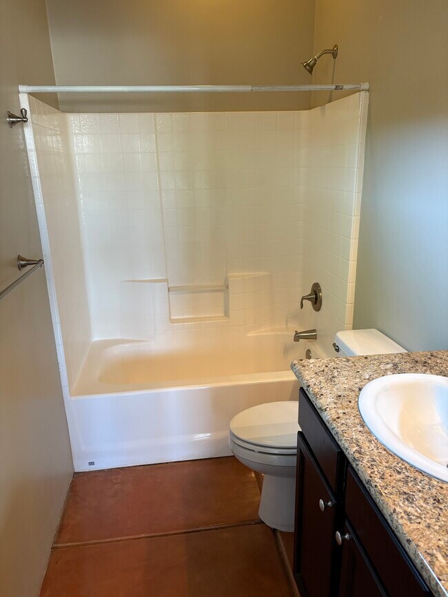 Building Photo - 1014 E Linden St