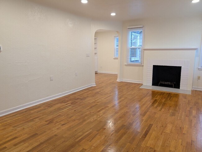 Building Photo - 1002 S 12th St