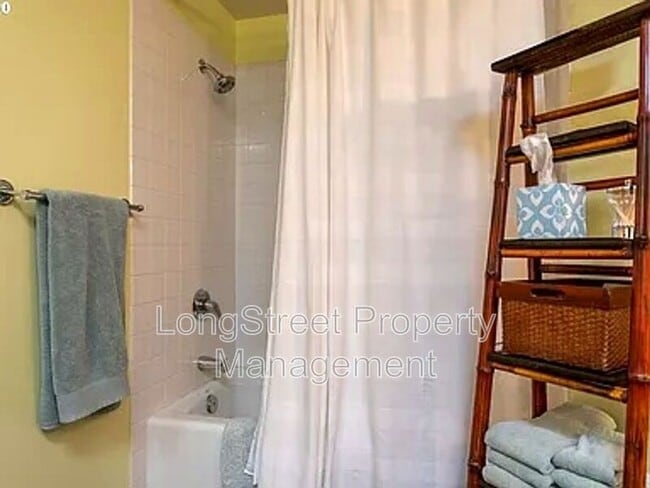 Building Photo - 1420 NW Lovejoy St