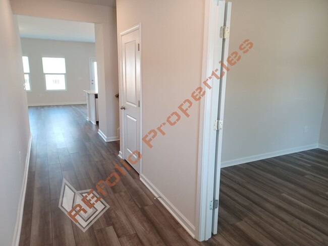 Building Photo - Bright and Airy! 5 Bedrooms 3 Bathrooms Ho...