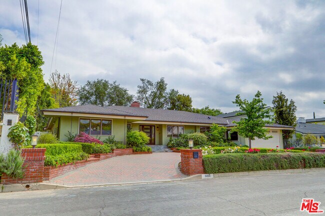 Primary Photo - 16314 Meadow Ridge Rd W