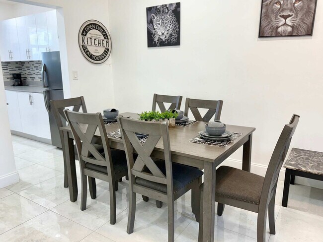 Building Photo - 324 Van Buren St